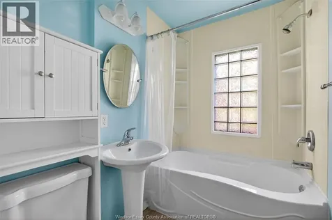 2406 Byng Windsor ON N8W 3E8