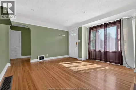 2406 Byng Windsor ON N8W 3E8