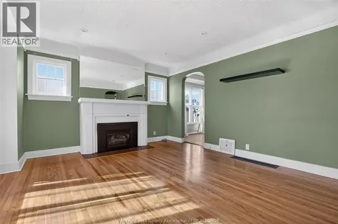 2406 Byng Windsor ON N8W 3E8