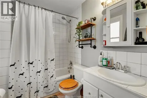 1260 Oak Windsor ON N8X 2B1