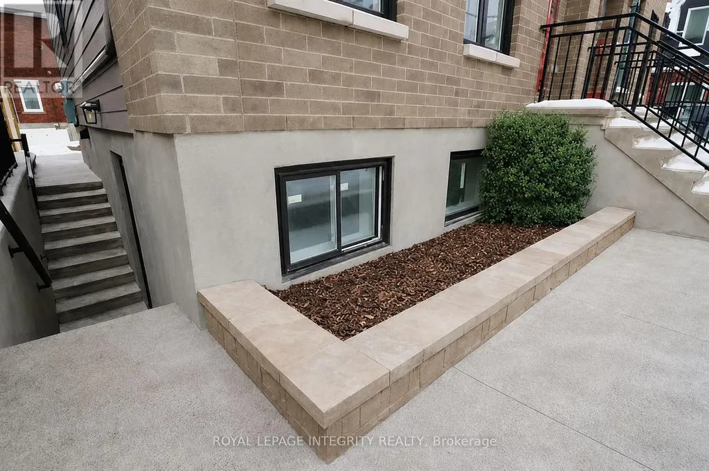 9B Gwynne Avenue South Ottawa ON K1Y 1X1