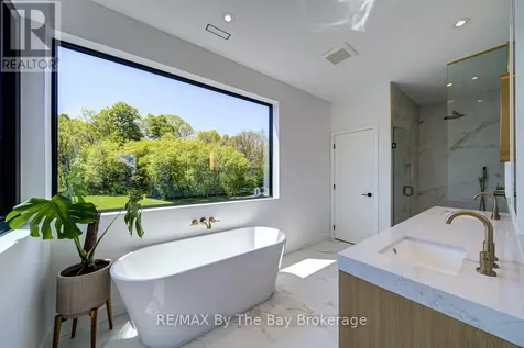 18 Raintree Court Clearview ON L9Y 0K2