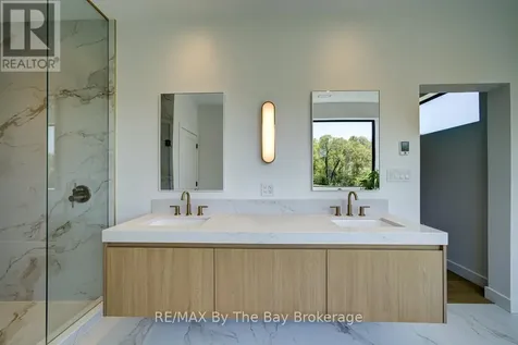 18 Raintree Court Clearview ON L9Y 0K2