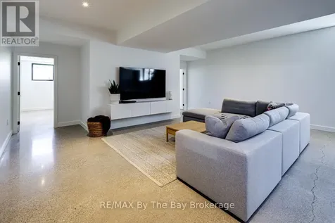 18 Raintree Court Clearview ON L9Y 0K2