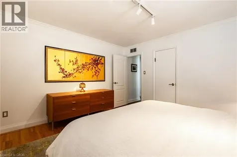 262 Oakwood Crescent Oakville ON L6K 3M8