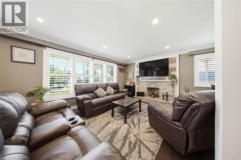 8 Queensway Drive Brantford ON N3R 4W4