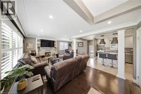 8 Queensway Drive Brantford ON N3R 4W4