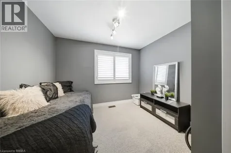 8 Queensway Drive Brantford ON N3R 4W4