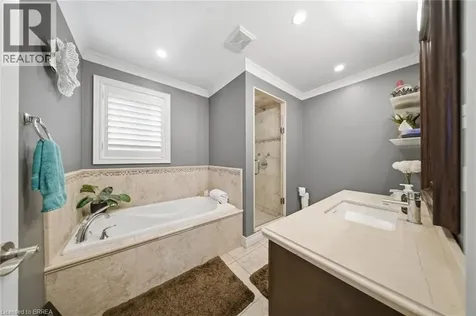 8 Queensway Drive Brantford ON N3R 4W4