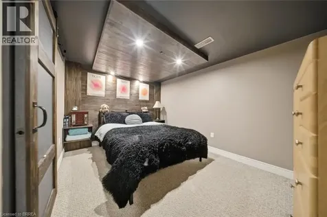 8 Queensway Drive Brantford ON N3R 4W4