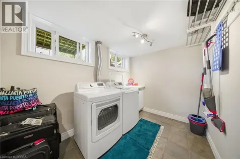 8 Queensway Drive Brantford ON N3R 4W4