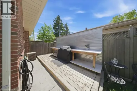 8 Queensway Drive Brantford ON N3R 4W4