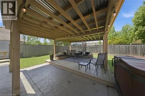 8 Queensway Drive Brantford ON N3R 4W4