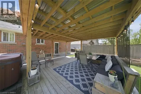 8 Queensway Drive Brantford ON N3R 4W4