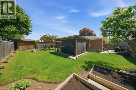8 Queensway Drive Brantford ON N3R 4W4