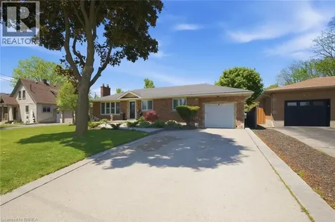 8 Queensway Drive Brantford ON N3R 4W4