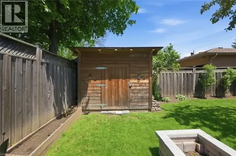 8 Queensway Drive Brantford ON N3R 4W4
