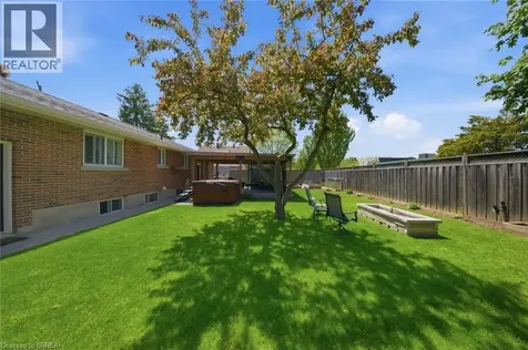 8 Queensway Drive Brantford ON N3R 4W4