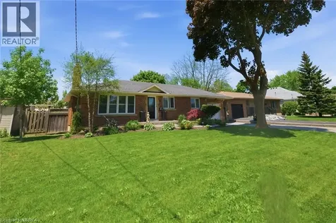 8 Queensway Drive Brantford ON N3R 4W4