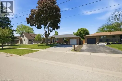 8 Queensway Drive Brantford ON N3R 4W4