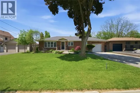 8 Queensway Drive Brantford ON N3R 4W4