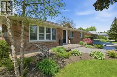 8 Queensway Drive Brantford ON N3R 4W4
