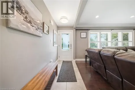 8 Queensway Drive Brantford ON N3R 4W4
