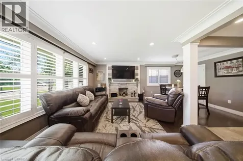 8 Queensway Drive Brantford ON N3R 4W4