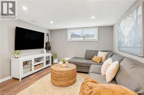 35 Gretna Court Hamilton ON L9C 4V1