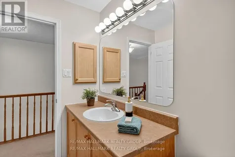 135 Gatespark Private Ottawa ON K2T 1L1