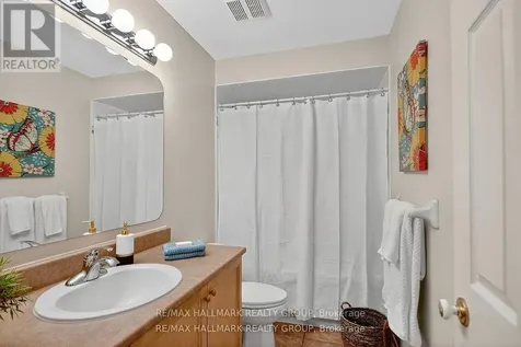 135 Gatespark Private Ottawa ON K2T 1L1