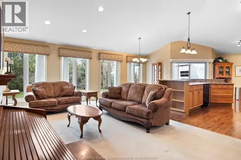 54 Creekview Kingsville ON N9Y 4E6