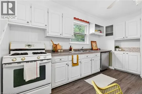 447 Melvin Avenue Hamilton ON L8H 2L6