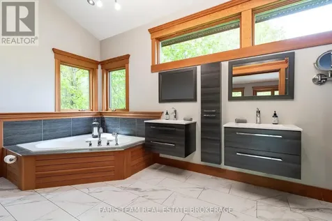 22 Houben Crescent Oro-medonte ON L0L 1T0