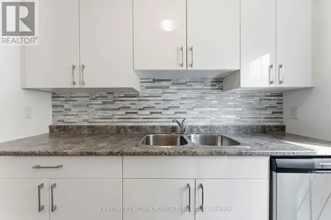 17 Sonnet Crescent Ottawa ON K2H 8W8