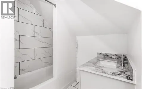 193 Madison Avenue South Kitchener ON N2G 3M7