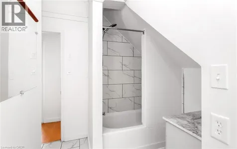 193 Madison Avenue South Kitchener ON N2G 3M7
