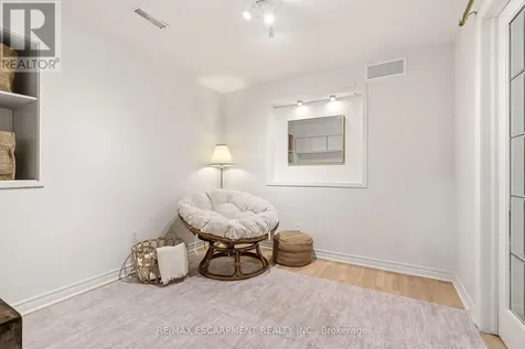 329 Plains Road West Burlington (bayview) ON L7T 1G1