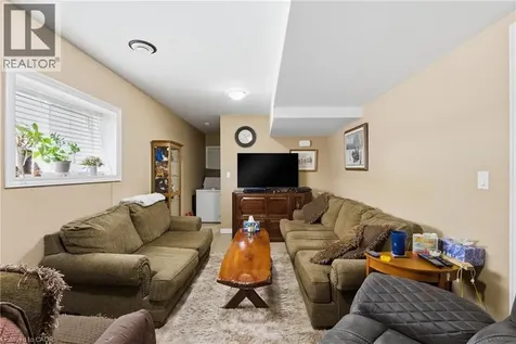 446 Scholfield Avenue North Welland ON L3B 1N2