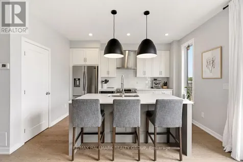 854 Mikinak Road Ottawa ON K1K 4Z4