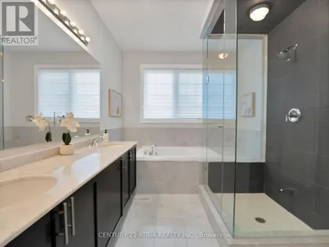 33 Bloorview Place Toronto (don Valley Village) ON M2J 0B2