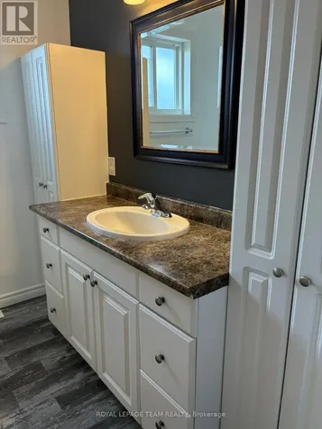 30 Mcdermot Court Ottawa ON K2L 3V3