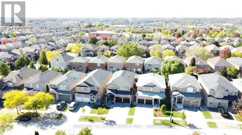 18 Abbott Avenue Aurora ON L4G 7V7