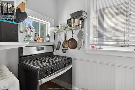 911 Victoria Avenue Windsor ON N9A 4N5