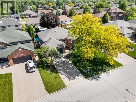 211 Sunnyside Lasalle ON N9J 3J2
