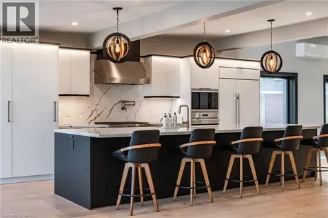 121 Edgecliffe Place Burlington ON L7L 3Z2