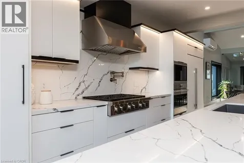 121 Edgecliffe Place Burlington ON L7L 3Z2