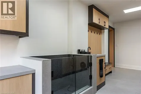 121 Edgecliffe Place Burlington ON L7L 3Z2