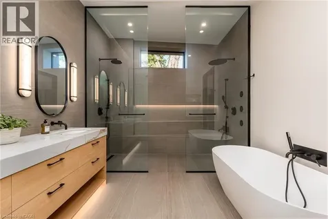 121 Edgecliffe Place Burlington ON L7L 3Z2