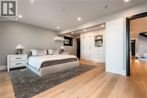 121 Edgecliffe Place Burlington ON L7L 3Z2